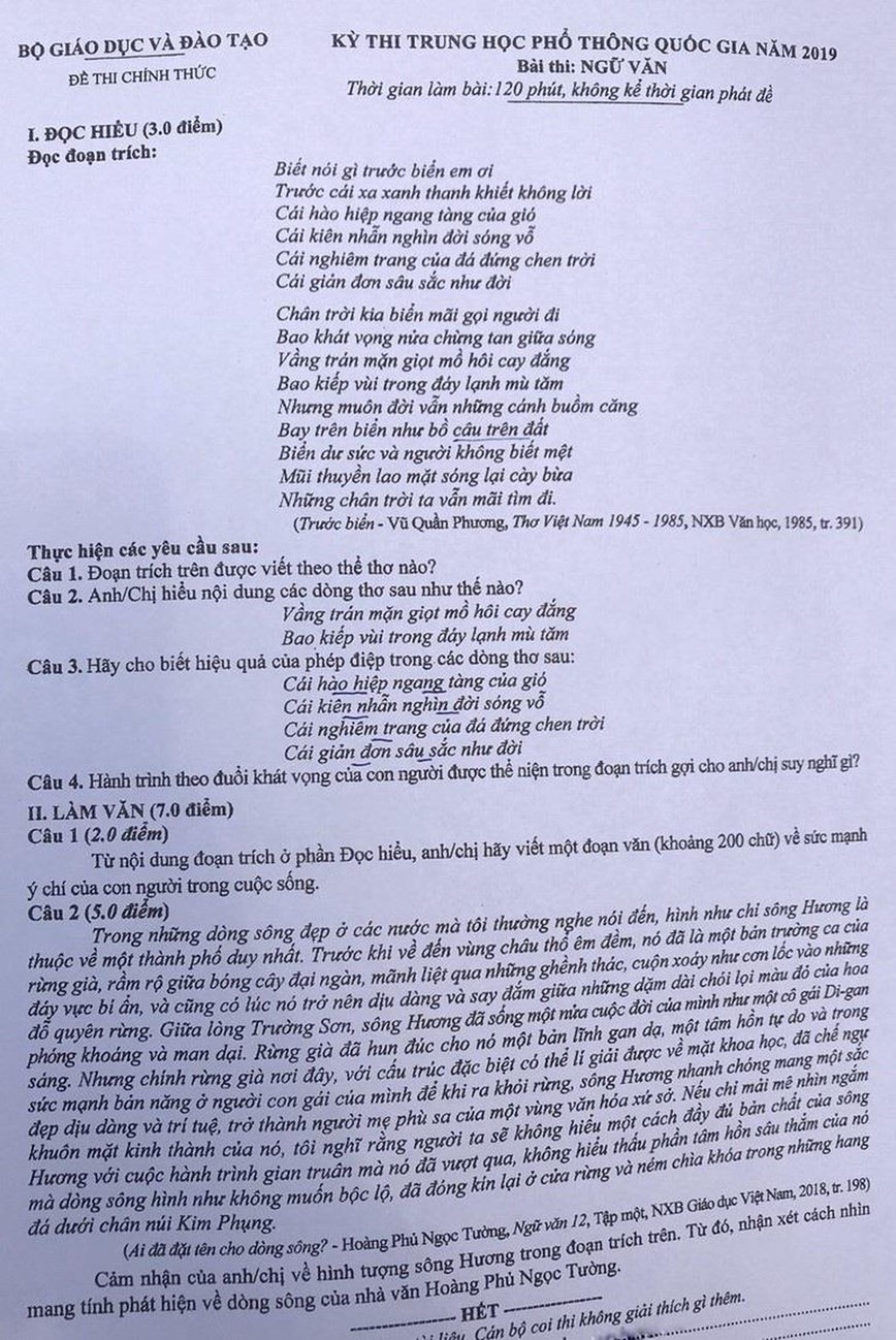 Anh: Phu huynh doi nang, thap thom cho thi sinh thi mon dau tien ky thi THPT quoc gia 2019 - Hinh anh 12